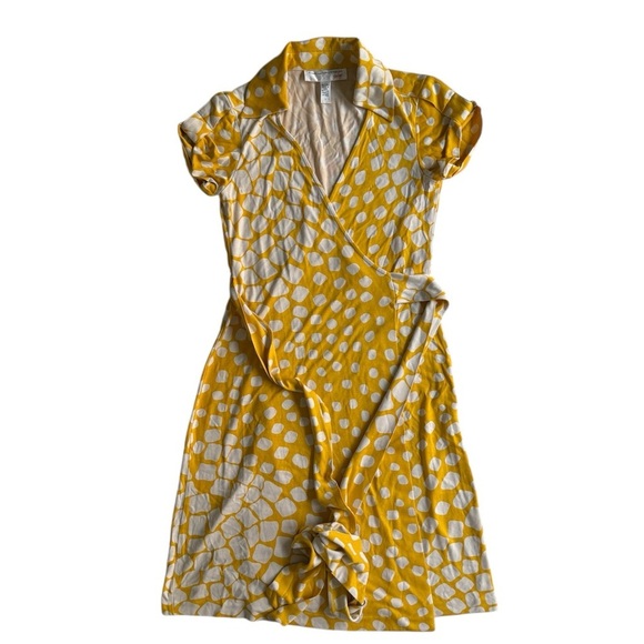 VTG DVF Jilda 100% Silk Wrap Dress Geometric Animal Print Dress Sz 2 Retro Yello - Picture 7 of 9